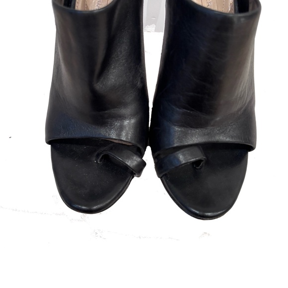 BCBG Maxazria Unique Black Leather Mules with Toe Ring Shiny Heels Slip ons 8.5 - Picture 5 of 7